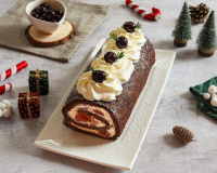 Pas envie d’une bûche compliquée ? Cette version roulée façon forêt noire fait un carton pour Noël 2025