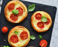 L'astuce géniale des moules à muffins pour réussir vos clafoutis salés tomate mozzarella en quelques minutes