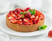 Voici un gâteau qui font à la bouche, accompagné d'un coulis de fraise.. A tester !