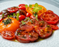 Eva Longoria dévoile sa sauce secrète pour sublimer un simple carpaccio de tomates