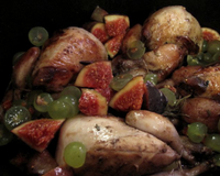 Cailles en cocottes farcies aux raisins et aux figues