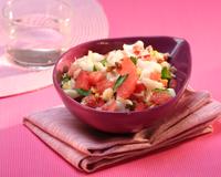 Une rencontre surprenante entre des miettes de cabillaud et du pamplemousse rose, accompagnés de poivrons, maïs, grains de riz et pignons dorés. Une…