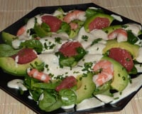 Petite salade de mâche aux crevettes, avocat et pamplemousse