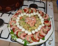 Salade composée de nombreux fruits, légumes et crevettes accompagnée d'une tartine grillée de chèvre chaud.
