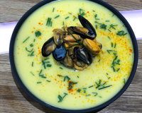 Soupe crémeuse aux moules et safran