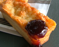 Des petits cakes à déguster à l'apéritif en les trempant dans la confiture de cerises noires, façon dips !