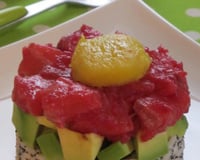Tartare saumon-betterave, avocat-citron et riz-pavot et mangue