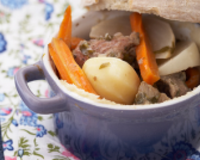 La viande marinée cuite en cocotte luttée donne à ce plat un goût inimitable.