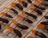 Les orangettes au chocolat sont de petites friandises de Noël, oranges confites enrobées de chocolat : un délice ! A manger pendant les fêtes…