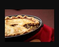C'est la traditionnelle recette de la fameuse tourtière du Lac St-Jean au Québec.
