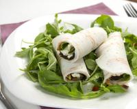 Des roulés de surimi au fromage frais et tapenade.
