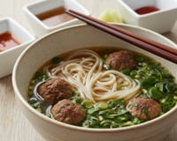 Pho vietnamien : bouillon de bœuf, nouilles de riz, herbes fraîches et boulettes de bœuf