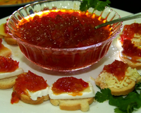 Délicieuse confiture de poivron rouge, oignon et tomate à manger avec tartines et fromage.