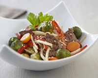 Wok de choux de Bruxelles, poivron et bœuf