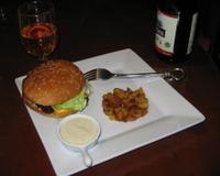 Plat corrézien, Hamburger au boudin noir avec sa sauce tartare à la pomme et les pommes du Limousin AOP frites.