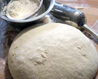 Cette méthode très simple et rapide, permet de faire du pain ou des pizza. Elle se déroule en 2 phases.