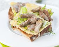 Une tartine à base d'agneau et d'asperge pour une entrée presto.Une recette proposée par le Chef Paul Blouet.