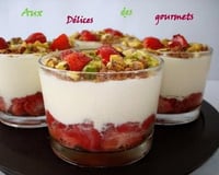 Trifle de fraises à la crème et aux pistaches