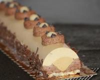 C'est une bûche composée d'une mousse au café ou plutôt d'une crème bavaroise au caramel et d'une mousse au chocolat sur pâte a bombe et d'un insert crémeux au caramel…