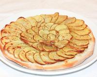 Une pizza originale avec une pâte croustillante parfumée à l'ail recouverte de fines tranches de pommes de terre et romarin...