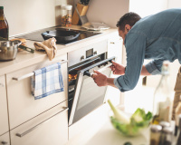 À quel âge avez-vous découvert qu’il y avait un bon et un mauvais endroit pour poser son plat dans le four ?
