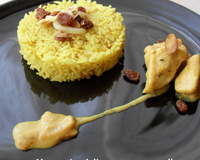 Curry de poulet accompagné de son riz aux amandes effilés et raisins secs