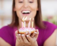 Savez-vous pourquoi on souffle des bougies sur son gâteau d’anniversaire ?