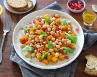 On mange quoi le mercredi 08 octobre ? Une délicieuse salade tiède à la courge butternut, pois chiches, grenade et vinaigrette à l'orange