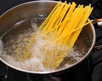 Pour cette ex-candidate de Top Chef, il n’y a qu’un moment précis pour saler l’eau des pâtes et c’est celui-ci