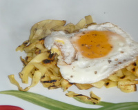 Œuf sur le plat sur lit de tagliatelles au beurre