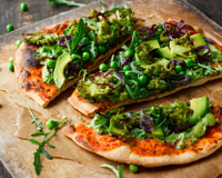 Pizza aux légumes verts et avocat