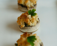Champignons farcis en crumble de noisettes