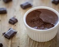 “Facile à reproduire à la maison” : la recette de mousse au chocolat soufflée de ce chef étoilé va vous faire craquer !