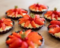 “C’est le début des fraises” : Cyril Lignac livre sa recette pour les sublimer dans des tartelettes aux sablés bretons