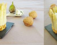 Une crème bavaroise au roquefort, avec un coeur coulant de figues, quelques asperges et un biscuit croustillant au piment d'Espelette.