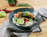 Brochettes de poulet aux pommes & riz basmati sauce curry