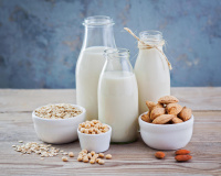 "Très riche en glucides" : ce lait végétal n’est pas aussi sain qu’on le croit, selon une diététicienne