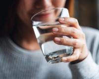 Quel type d’eau choisir pour améliorer sa digestion ? Une nutritionniste répond à la question