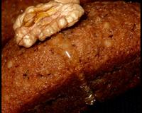 Un cake très raffiné avec la touche de miel qui va à merveille avec le café et les noix.