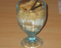 Faire une pâte de muesli et de gâteaux biologiques au café. Puis faire une crème aux yaourts, sucre oeufs. Et enfin une compote de fruits.