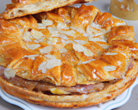 Galette des rois à la crème d'amandes saupoudrée de sucre glace
