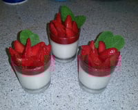 La vraie panna cotta et ses fraises au sirop de violette