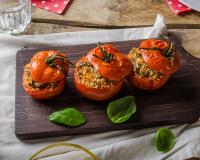 Tomates farcies au quinoa et aux herbes, frittata de courgettes au four, salade de pommes de terre primeur … Votre menu healthy de la semaine du 13 au 17 juin par 750green