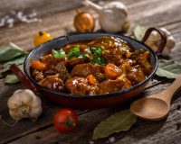 Laurent Mariotte revisite le bœuf bourguignon… sans boeuf mais avec des champignons et du vin !