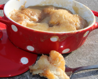 Une cocotte dessert tout en réconfort!Un p'tit goût du Québec et de l'érable.