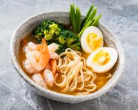 Nouilles, crevettes, brocoli, oeuf dur et bouillon de légumes asiatique