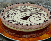 Un entremets mariant chocolat blanc et noir sous différentes textures avec une pointe de caramel.
