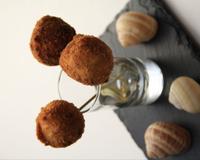 Des sucettes croquantes d'escargots au coeur de Roquefort fondant