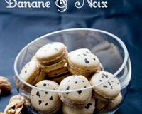 Des coques de macarons à base de poudre de noix garnie d'une crème au Roquefort Papillon et à la Banane. Un mariage surprenant et délicieux!