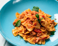 Tous en cuisine : la recette simple et gourmande des pâtes au ragoût de tomates et thon de Cyril Lignac